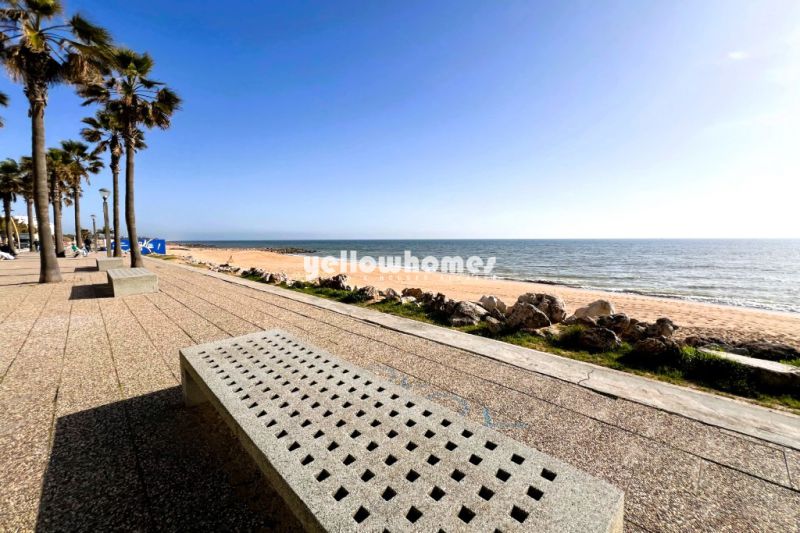 T3 Renovado na 1 Linha de Praia com Vista Mar